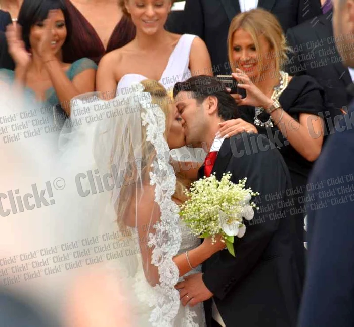 Delia Matache şi Răzvan Munteanu s-au sărutat în calitate de soţ şi soţie.