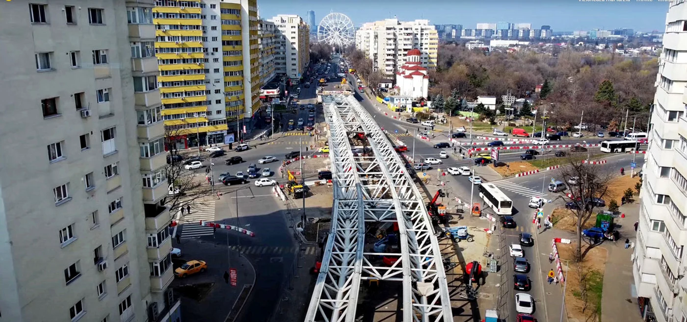 La pasaj a fost finalizată montarea grinzilor care vor susține calea de rulare a mașinilor