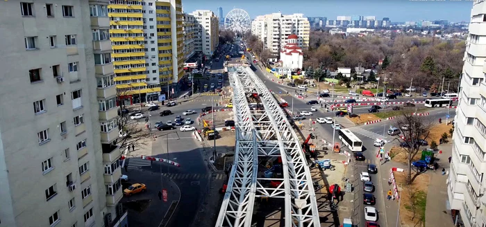 La pasaj a fost finalizată montarea grinzilor care vor susține calea de rulare a mașinilor