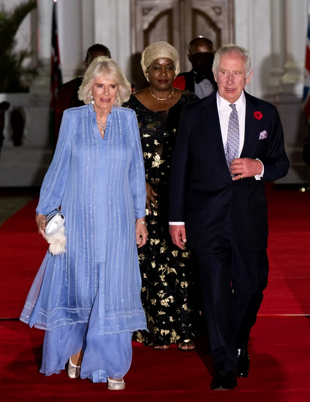 Regina Camilla fără tiara la balul din Kenya