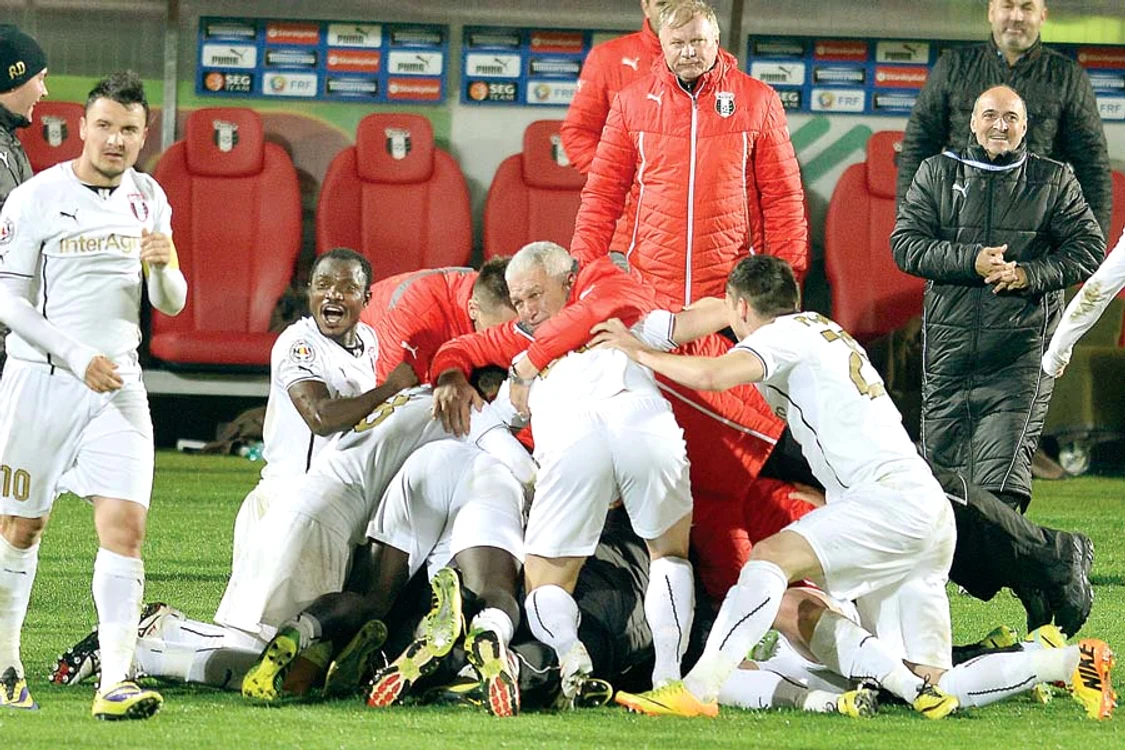 Fotbaliştii Petrolului, descumpăniţi după ce au  primit gol în ultimele  secunde ale meciului cu Astra (Fotografii: mediafax/răzvan păsărică)