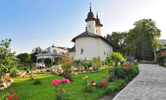 Misterul sticlei cu răvaş descoperită la baza fundaţiei bisericii de la Mănăstirea Văratec jpeg
