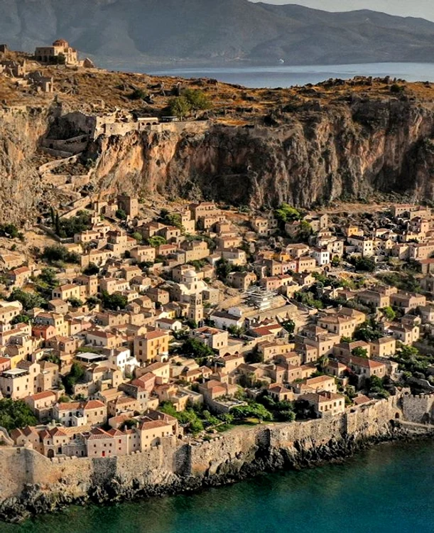 Monemvasia, unul din locurile din Grecia care a scăpat turismului de masă. Foto: X/@greece_heritage
