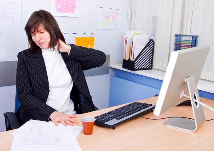 
    Mulţi angajaţi ai marilor corporaţii muncesc peste program  