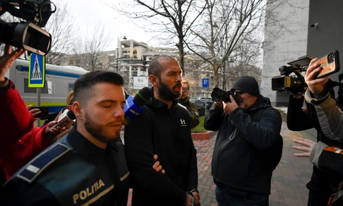 Frații Tate sosesc la sediul DIICOT din București pentru a asista la percheziția informatică asupra dispozitivelor ridicate de procurori. FOTO Mediafax Foto / Alexandru Dobre
