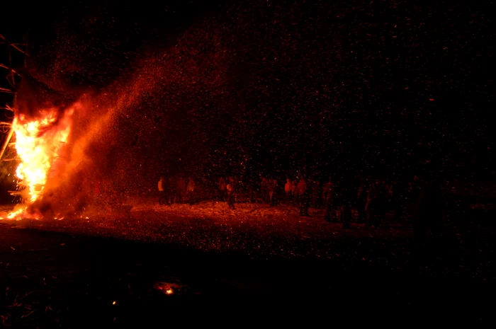 Focurile de Lăsatul Secului încă mai adună oltenii laolaltă FOTO: Valeru Ciurea