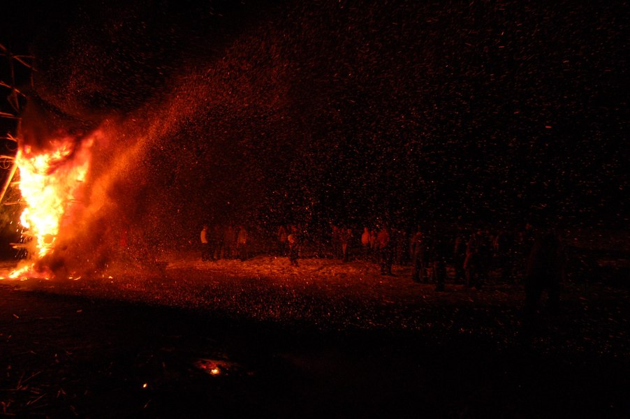 Obiceiul mutat de pe dealuri în mijlocul satului. Este legat de Moșii de Iarnă și de Lăsatul Secului