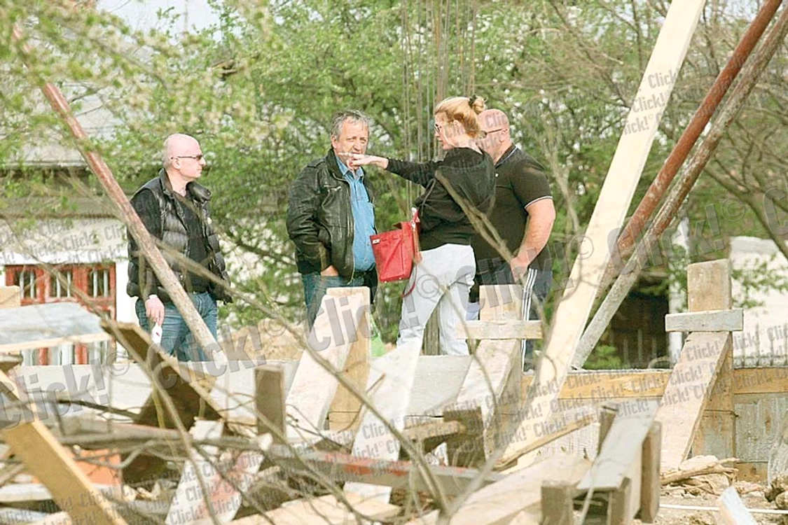 
    Soţia lui Borcea le dă indicaţii  angajaţilor de pe şantierul din Crângaşi (Fotografii: Blitz)  