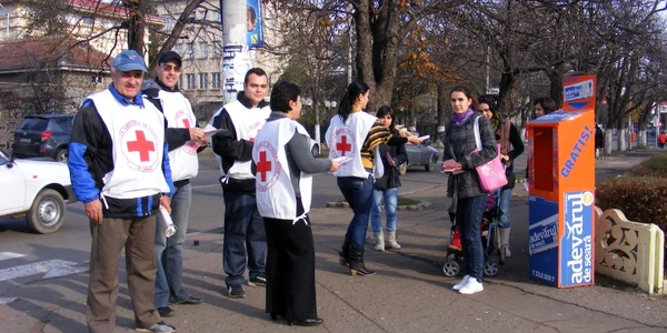 Voluntarii Crucii Roşii împart pliante pentru a încuraja donaţiile