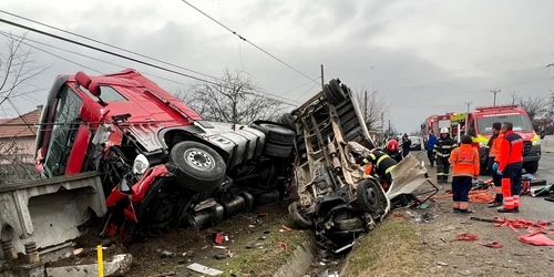 Autocisternă plină cu sodă caustică de pe platforma chimică vâlceană răsturnată pe DN64 Foto ISU Vâlcea jpeg