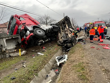Autocisternă plină cu sodă caustică de pe platforma chimică vâlceană răsturnată pe DN64 Foto ISU Vâlcea jpeg