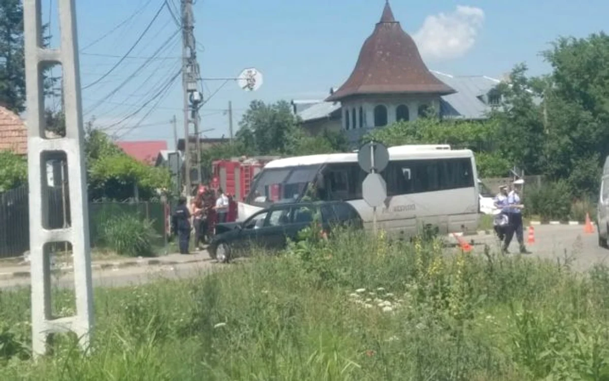 Trei pasageri din microbuz au fost răniţi FOTO IJP Prahova
