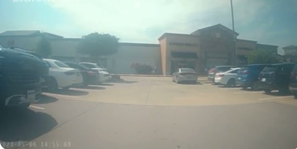 Momentul în care criminalul din Texas a început să împuște oameni în parcarea unui mall VIDEO