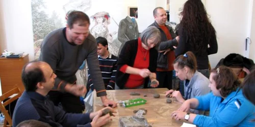 Brasov - atelier de modelat lutul pentru nevazatori