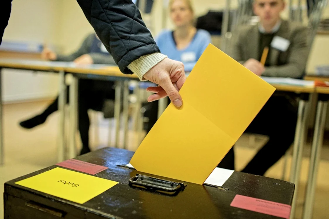 Islandezii votează dacă vor fi reluate negocierile de aderare la UE