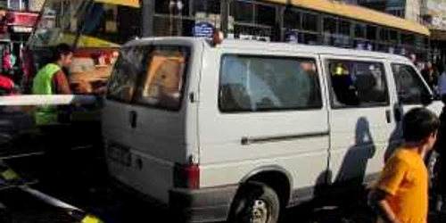 Maşină lovită de tramvai