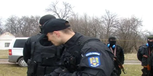 Poliţiştii mureşeni au descoperit DVD-uri cu fotografiile victimelor