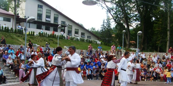 Seri govorene pentru turiştii aflaţi în staţiunea vâlceană