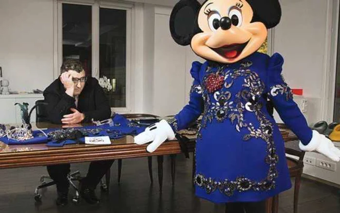 Designerul Alber Elbaz şi Minnie Mouse în rochia Lanvin. FOTO Facebook