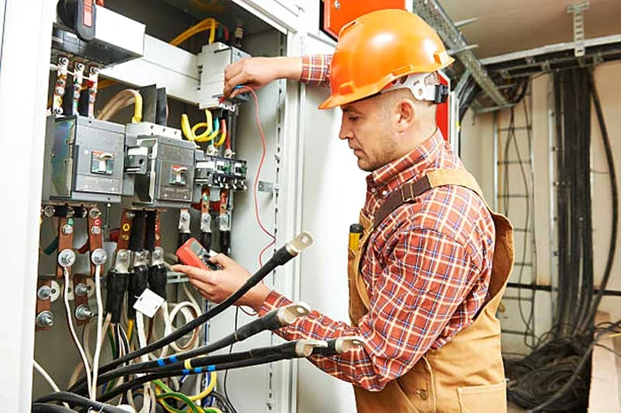 Cât câștigă un electrician în România? FOTO: Arhivă
