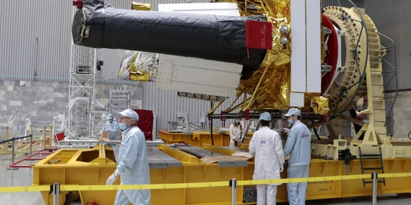 Angajaţi lucrează în jurul Spektr-RG care cuprinde două telescoape orbitale rus şi german la un atelier de asamblare al Asociaţiei de Ştiinţă şi Producţie Lavochkin o întreprindere aerospaţială rusă în Khimki în afara Moscovei Rusia FOTO EPA-EFE / Se
