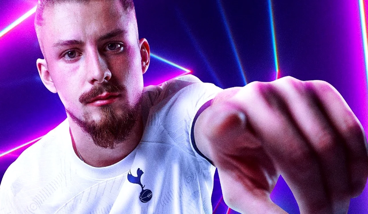 Radu Drăgușin ajunge în Premier League, la doar 21 de ani (FOTO: Facebook)