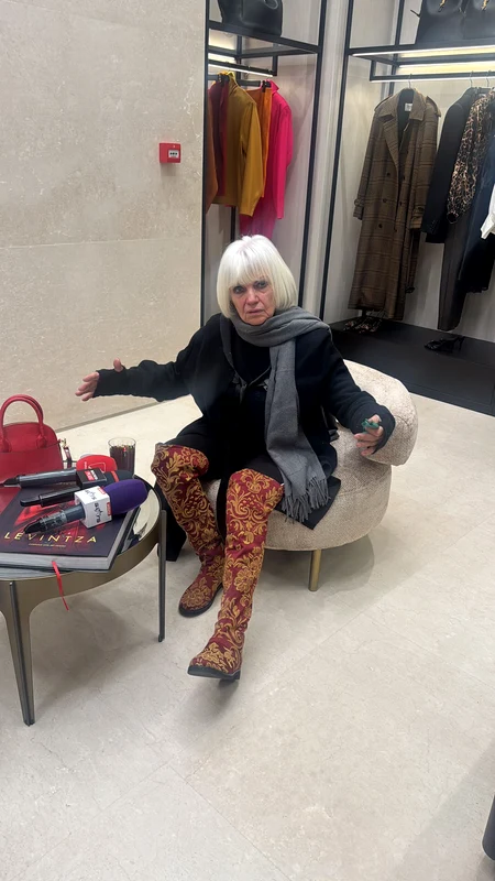 Cunoscuta creatoare de modă a ales o poveste cu clovni, își dorește să vadă în jurul ei numai oameni fericiți