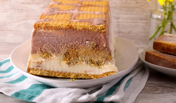 Semifreddo cu biscuiti  Sursa foto shutterstock 2641005543 jpg