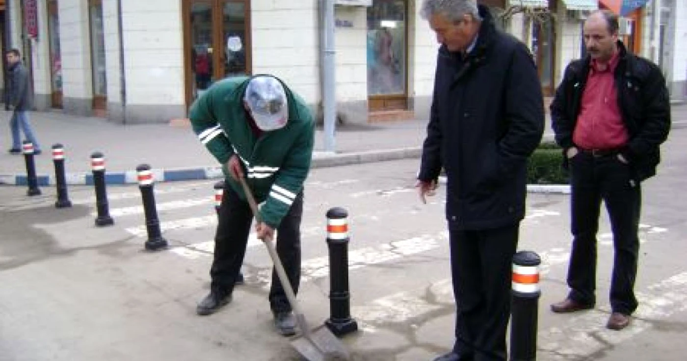 Primarul Gherghe le arată muncitorilor că străzile nu au fost curăţate nici măcar de sarea folosită pentru topirea zăpezii 
