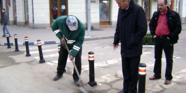 Primarul Gherghe le arată muncitorilor că străzile nu au fost curăţate nici măcar de sarea folosită pentru topirea zăpezii 