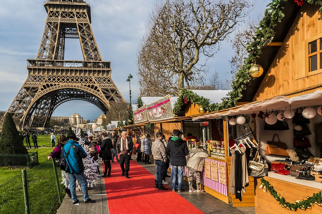 Târgul de Crăciun de la Turnul Eiffel din Paris