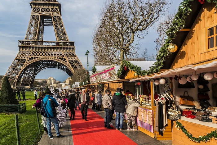 Târgul de Crăciun de la Turnul Eiffel din Paris