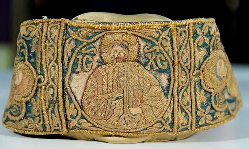 Prima expoziție a României la muzeul Luvru: "Broderii de tradiție bizantină din România  În jurul stindardului lui Ştefan cel Mare" jpeg