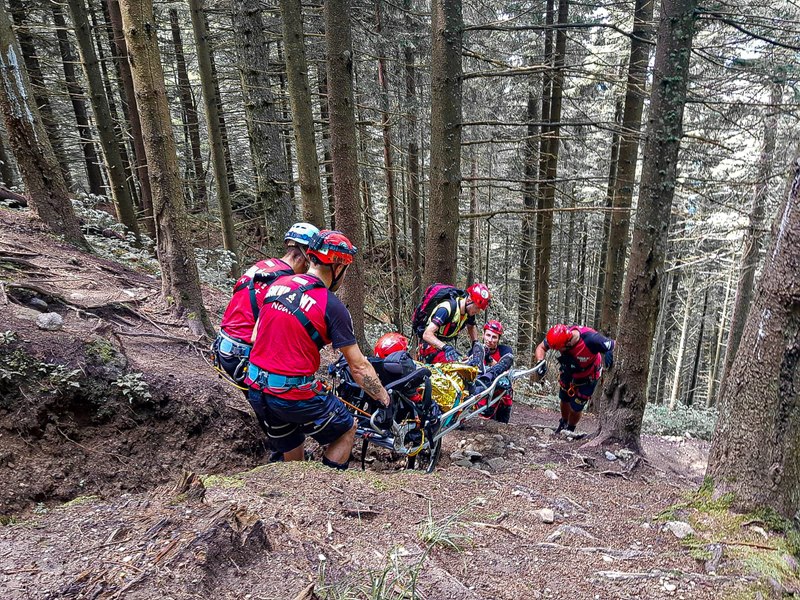 Un turist a suferit un infarct pe Ceahlău. În lipsa unui elicopter, misiune grea a salvamontiştilor FOTO