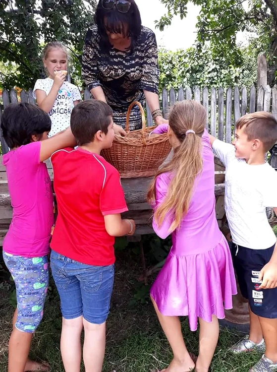 Porumb fiert, gogoși și alte bunătăți la întâlnirile de pe uliță FOTO: Facebook/Loredana Costache