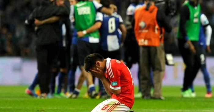 Sâmbătă, într-un derby cu FC Porto, Benfica a pierdut în prelungiri (1-2), iar rivalii i-au depăşit pe "vulturi" în clasament, cu un punct avans, cu o etapă înainte de finalul sezonului. FOTO: http://www.ctpost.com