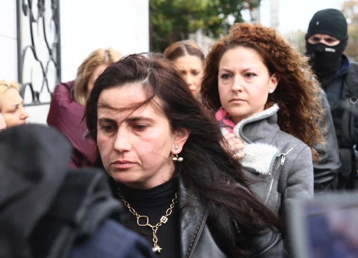 Învinuiţii erau ajutaţi de angajaţi ai unor ministere şi de liderii unor bănci cu activitate în România