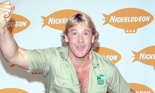 Devenit cunoscut  datorită documentarelor  “Vânătorul de crocodili”,  Steve Irwin a murit  în 2006, la 44 de ani jpeg