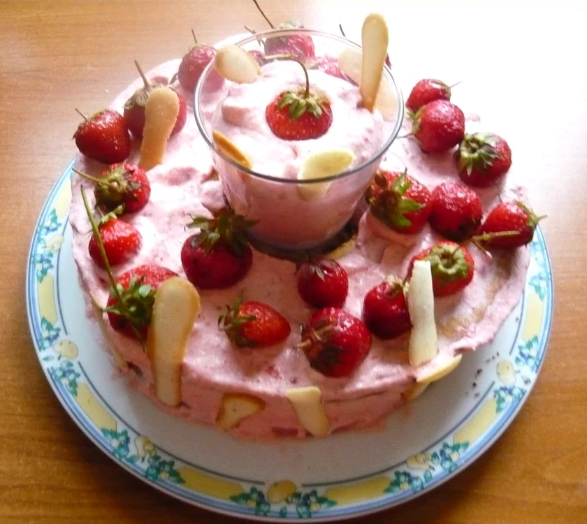 
    Tort cu spumă de căpşuni  