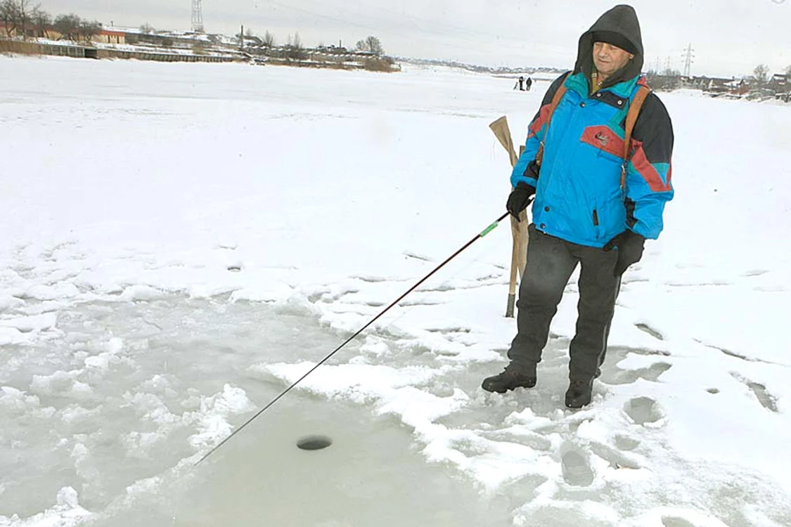 
    Ion Chiţu, dezamăgit  de prada sa: un  peştişor auriu  de doar 3 cm  