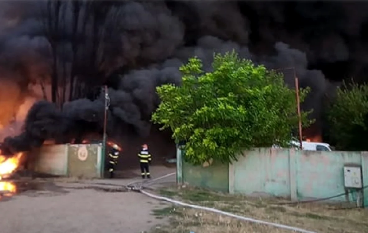 
    Pompierii au intervenit rapid pentru stingerea incendiului izbucnit la un depozit de deșeuri Sursă foto: ISU Bihor   