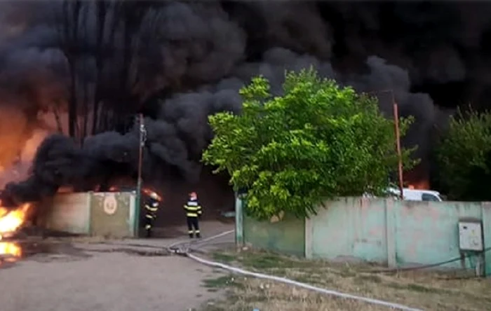 Pompierii au intervenit rapid pentru stingerea incendiului izbucnit la un depozit de deșeuri Sursă foto: ISU Bihor