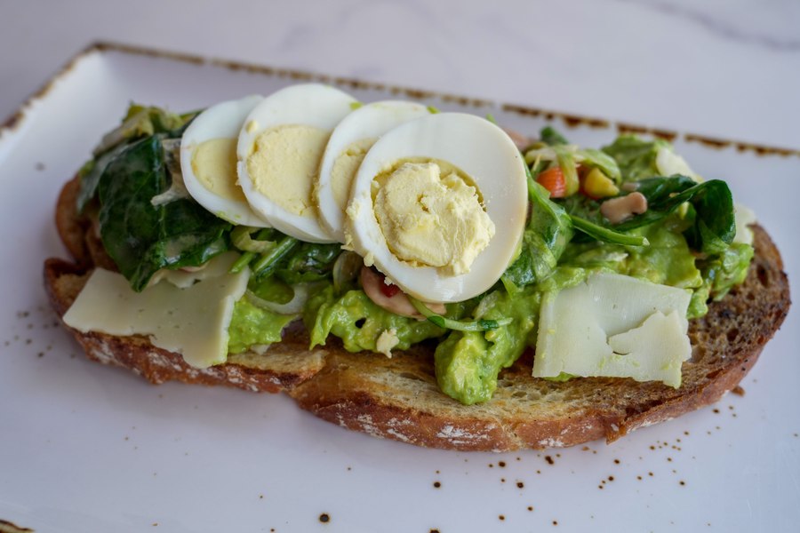 Micul dejun mediteranean de 3 minute care a cucerit internetul. Ingredientele sunt simple și nu necesită gătit