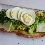 pâine prăjită cu avocado si ou - mic dejun 