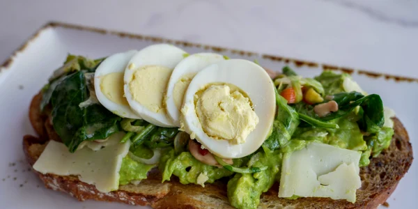 pâine prăjită cu avocado si ou - mic dejun 