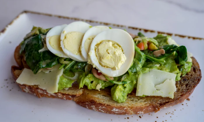 pâine prăjită cu avocado si ou - mic dejun