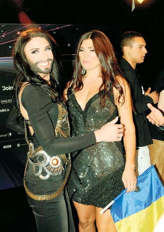 Ca între fete. Conchita Wurts a sărit să o îmbrăţişeze pe frumoasa noastră solistă, Paula Seling (Foto: Guliver/getty images)