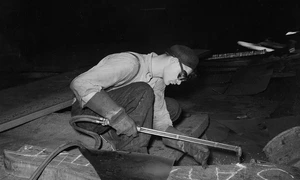 Muncitor într-o oțelărie din Pittsburgh, Pennsylvania, în perioada interbelică (© Arthur Rothstein / Library of Congress)