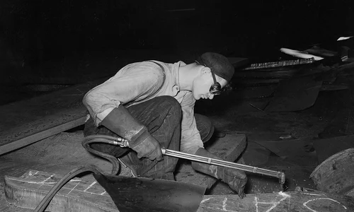 Muncitor într-o oțelărie din Pittsburgh, Pennsylvania, în perioada interbelică (© Arthur Rothstein / Library of Congress)