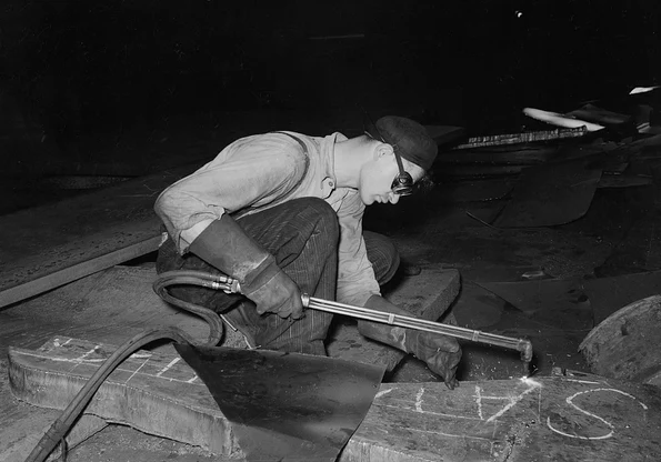 Muncitor într-o oțelărie din Pittsburgh, Pennsylvania, în perioada interbelică (© Arthur Rothstein / Library of Congress)